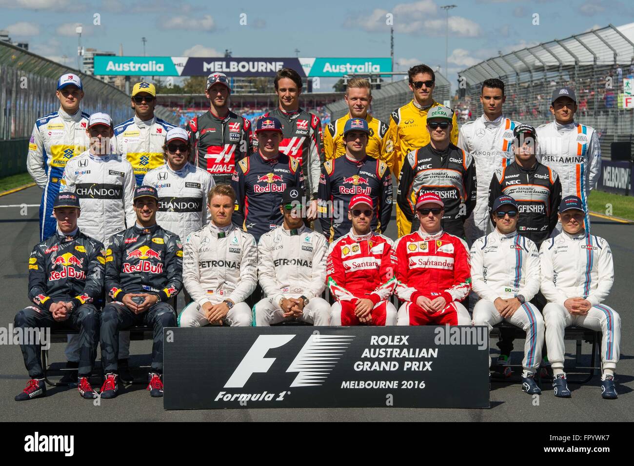 Melbourne, Australie. Mar 20, 2016. Les pilotes de Formule 1 posent pour une photo de groupe devant l'Australian Grand Prix de Formule 1 à l'Albert Park à Melbourne, Australie, le 20 mars 2016. © Bai Xue/Xinhua/Alamy Live News Banque D'Images