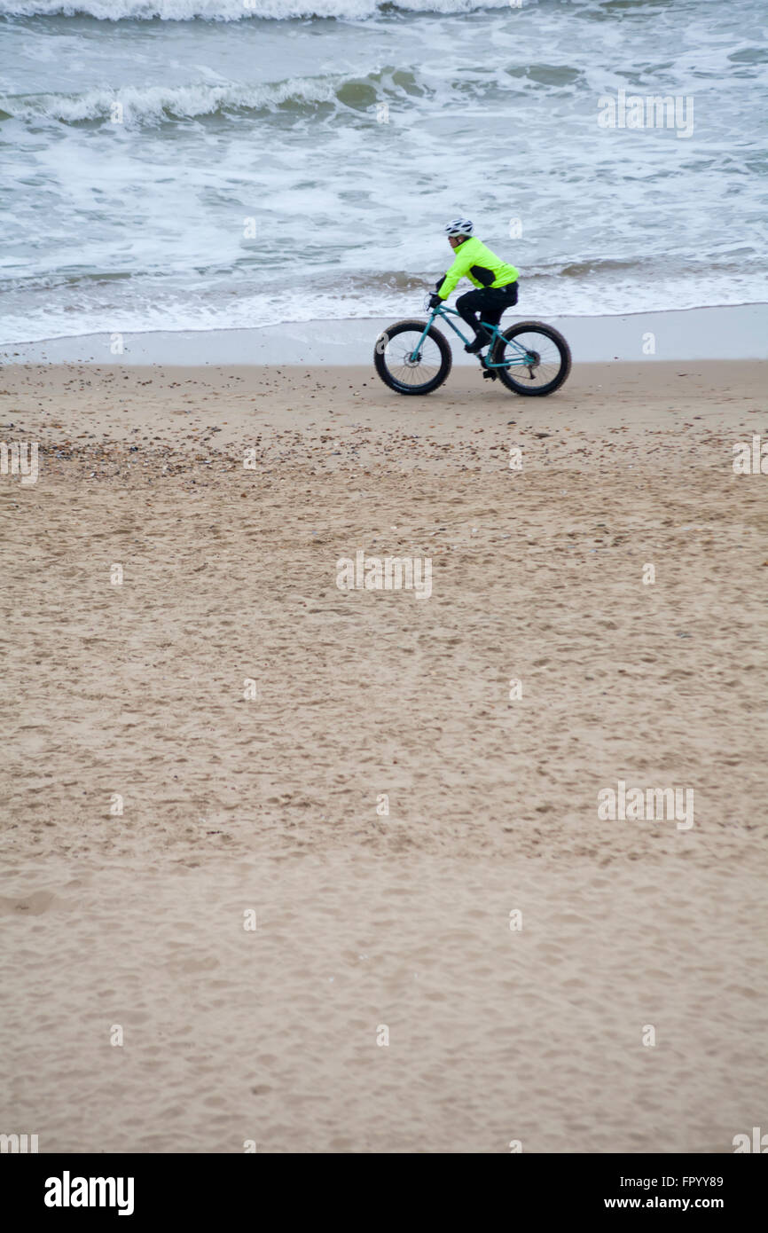 Bournemouth, Dorset, UK 20 mars 2016. Cycliste le long de la plage de Bournemouth sur vélo bourru en mars. Credit : Carolyn Jenkins/Alamy Live News Banque D'Images