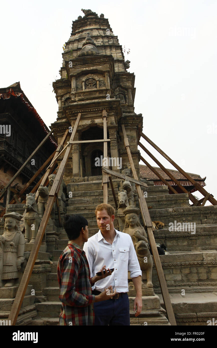 Bhaktapur, Népal. Mar 20, 2016. Survivant d'un tremblement de Bhaktapur mémoires British Prince Harry (R) sur l'Bhaktapur Durbar Sqaure et de son état au cours de la visite du prince Harry dans Bhaktapur, Népal, 20 mars 2016. Royal britannique, le prince Harry est arrivé au Népal le samedi midi pour une visite officielle de cinq jours. Credit : Pratap Thapa/Xinhua/Alamy Live News Banque D'Images