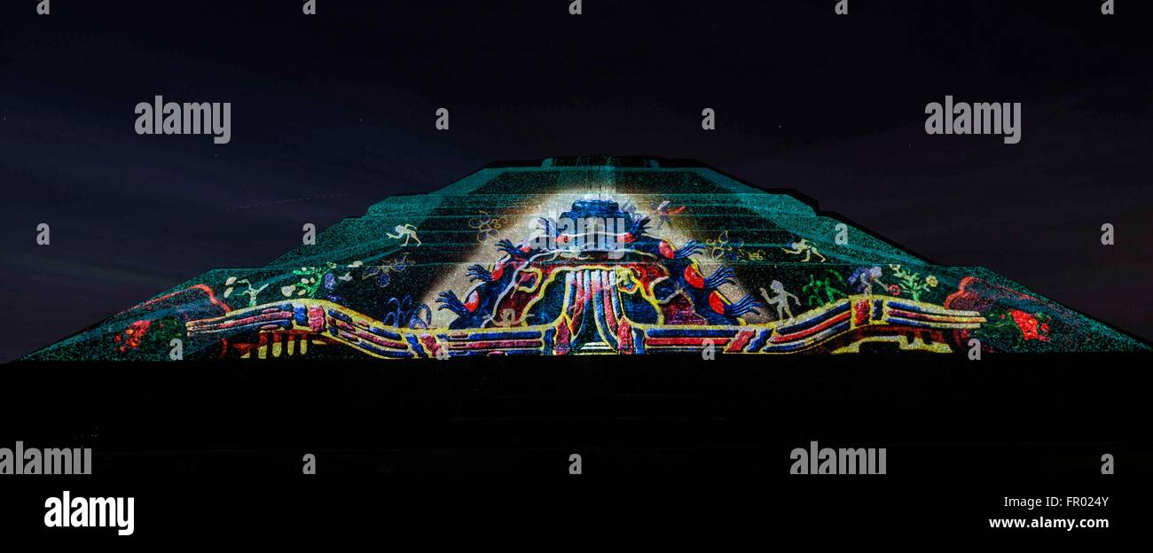 La ville de Mexico, Mexique. Mar 20, 2016. La pyramide du Soleil et lune au site archéologique de Teotihuacan est allumé pendant le premier spectacle son et lumière jamais présentée sur le site du patrimoine mondial connu sous le nom de la ville des dieux le 19 mars 2016 à Mexico, Mexique. Le Président mexicain Enrique Pena Nieto a inauguré l'événement qui devrait attirer plus de visiteurs à l'attrait culturel. Banque D'Images