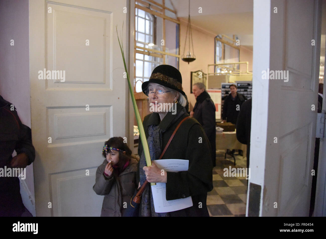 New York City, USA, 20 mars 2016 : femme ramène à la petite-fille avec des feuilles de palmier pour la procession des Rameaux à partir de la chapelle St Paul à l'église Trinity Crédit : Andrew Katz/Alamy Live News Banque D'Images