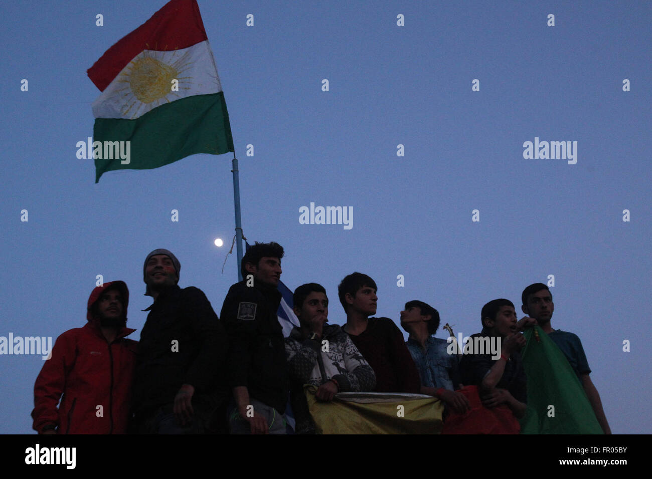 (160320) -- IDOMENI, Grèce, le 20 mars 2016 (Xinhua) -- Réfugiés du Kurdistan irakien célébrer Newroz, une fête du printemps pour les Kurdes dans Idomeni, Grèce, près de la frontière avec l'ex République yougoslave de Macédoine (ARYM) le 20 mars 2016. (Xinhua/Marios Lolos) Banque D'Images