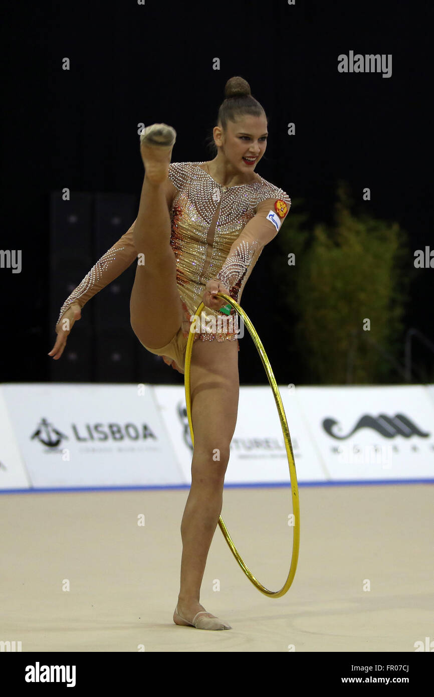 Lisbonne, Portugal. Mar 20, 2016. Aleksandra Soldatova gagnant de la Russie joue avec le cerceau au cours de la finale de la Coupe du Monde FIG de gymnastique rythmique à Lisbonne, Portugal le 20 mars 2016. © Pedro Fiuza/ZUMA/Alamy Fil Live News Banque D'Images