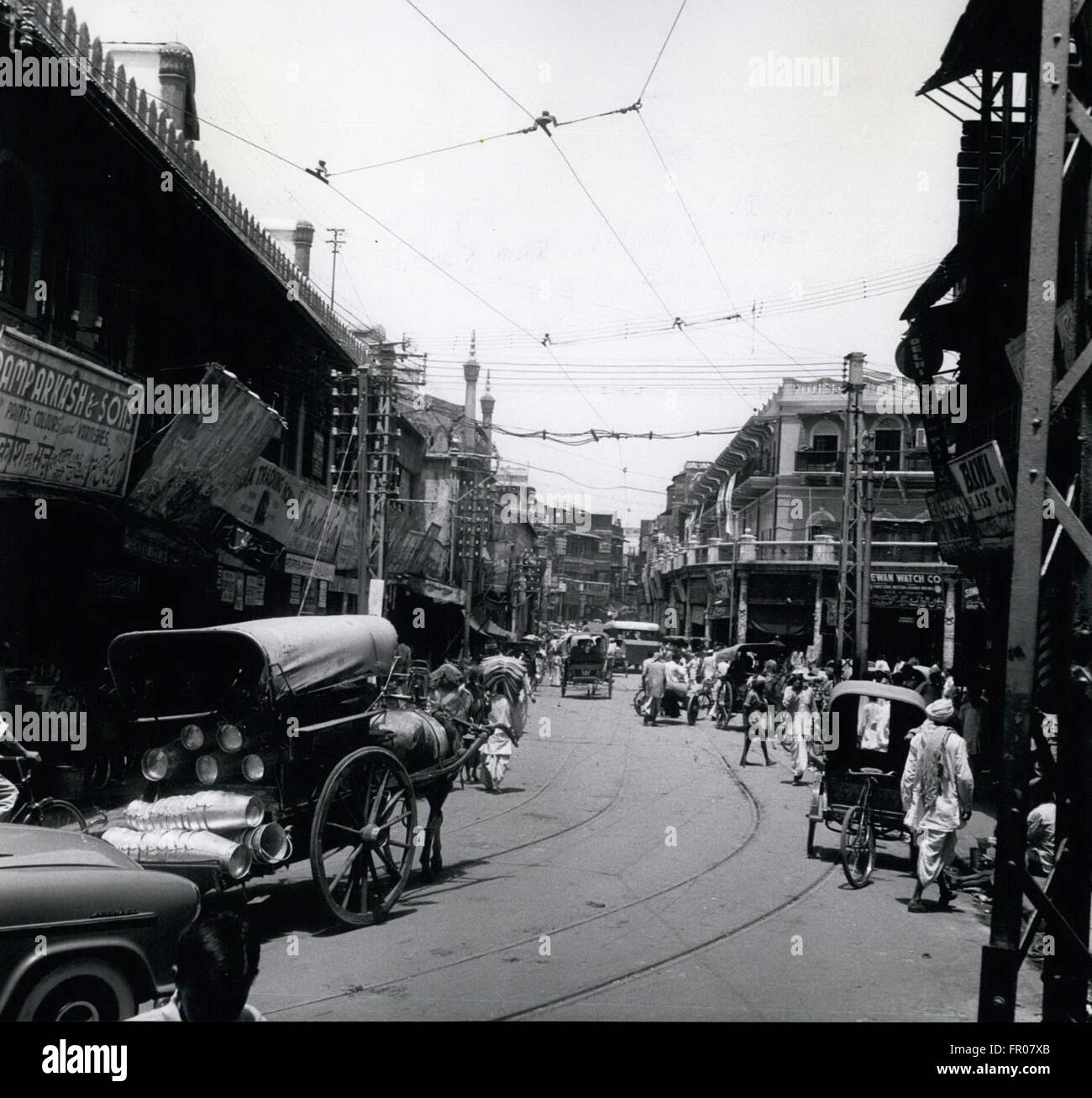1962 - ancien et moderne dans la confusion : Dans l'une des plus grandes rues d'Old Delhi, ancien et moderne, les véhicules à moteur compatible, dans les rues. © Keystone Photos USA/ZUMAPRESS.com/Alamy Live News Banque D'Images