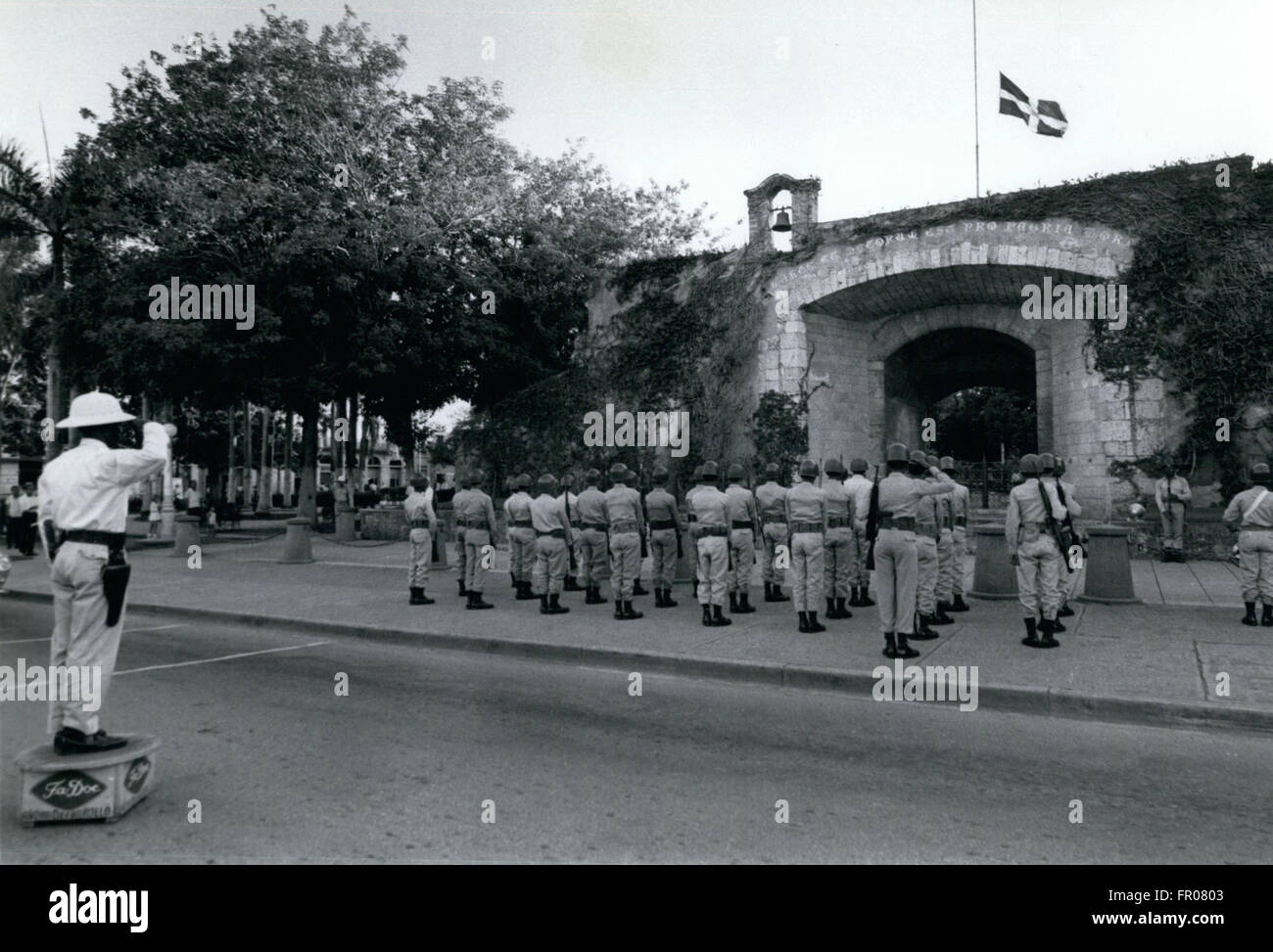 1962 - République dominicaine relève de la garde à l'avant du Soldat inconnu Memorial à Saint-Domingue. © Keystone Photos USA/ZUMAPRESS.com/Alamy Live News Banque D'Images
