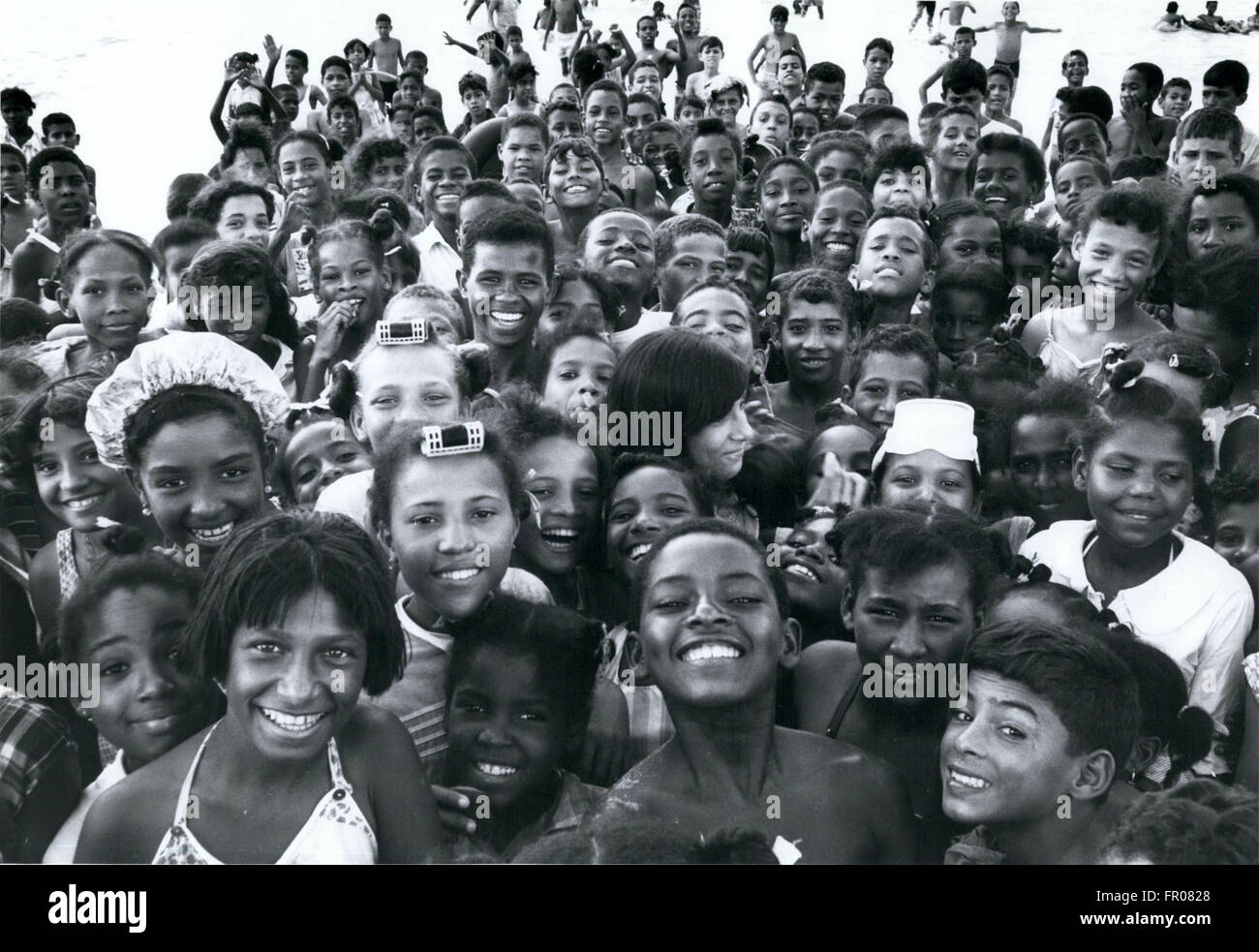1972 - République dominicaine : les enfants défavorisés en vacances au bord de la mer. © Keystone Photos USA/ZUMAPRESS.com/Alamy Live News Banque D'Images