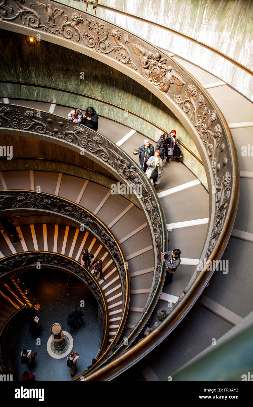 ROME, ITALIE - 02 mars 2016 : Vue de dessus des célèbres escaliers de forme ronde au Musée du Vatican. Banque D'Images