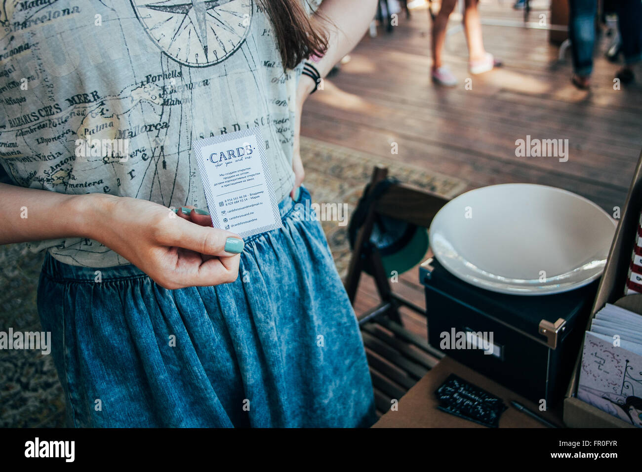 Moscou - 22 août, 2015 : hipster populaire événement appelé le marché de conception a eu lieu de pique-nique et Dewars recueillies aux jeunes designers et artistes Banque D'Images