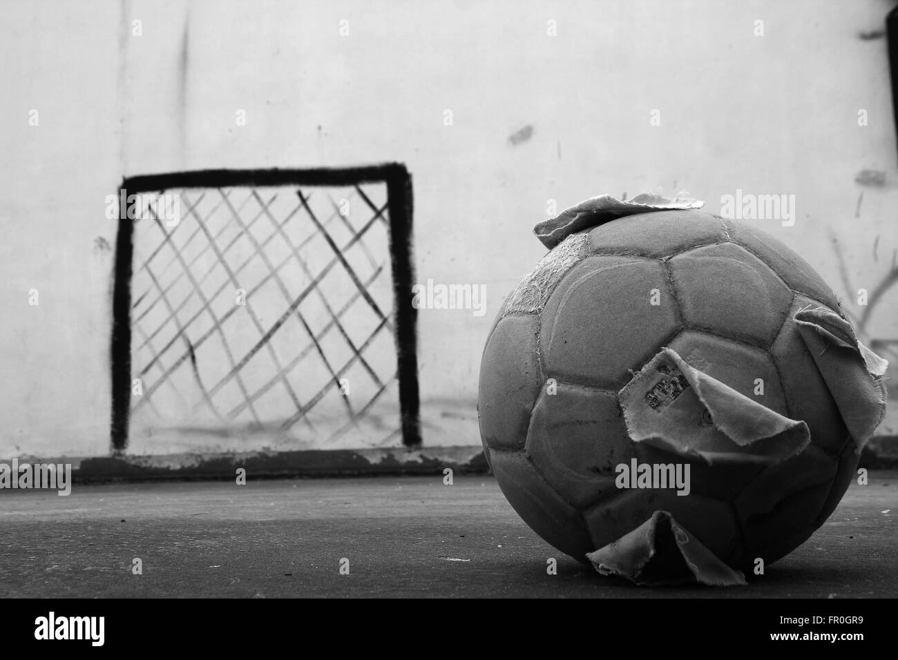 Football ancien sur le sol en béton Banque D'Images