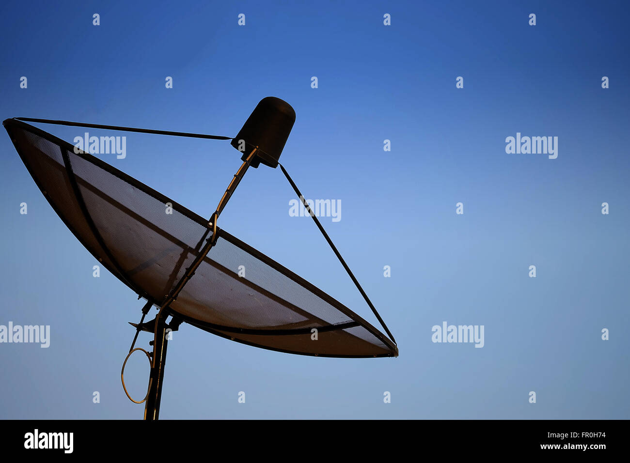 Antenne Satellite avec sky Banque D'Images