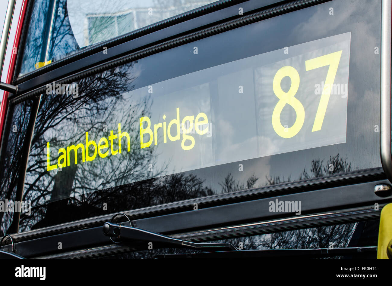 Conseil destination London bus 'lecture' pont de Lambeth sur route 87. UK Banque D'Images