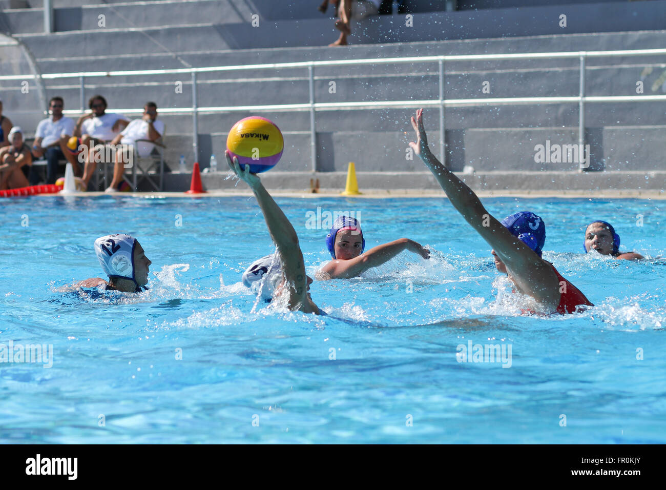 Athènes, Grèce - 7 octobre, 2012 : Championnat de water-polo féminin. Dernier match entre l'équipe d'Athènes Vouliagmeni, Grèce (gagné) et Kinef de Kirishi, Russie Banque D'Images