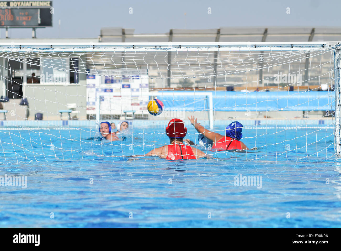 Athènes, Grèce - 7 octobre, 2012 : Championnat de water-polo féminin. Dernier match entre l'équipe d'Athènes Vouliagmeni, Grèce (gagné) et Kinef de Kirishi, Russie Banque D'Images