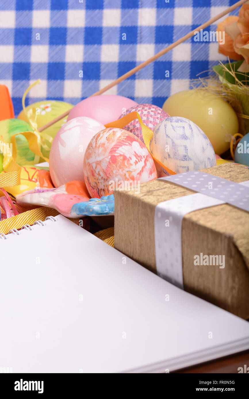 Arrière-plan de Pâques avec des oeufs, des rubans et décoration printemps Banque D'Images