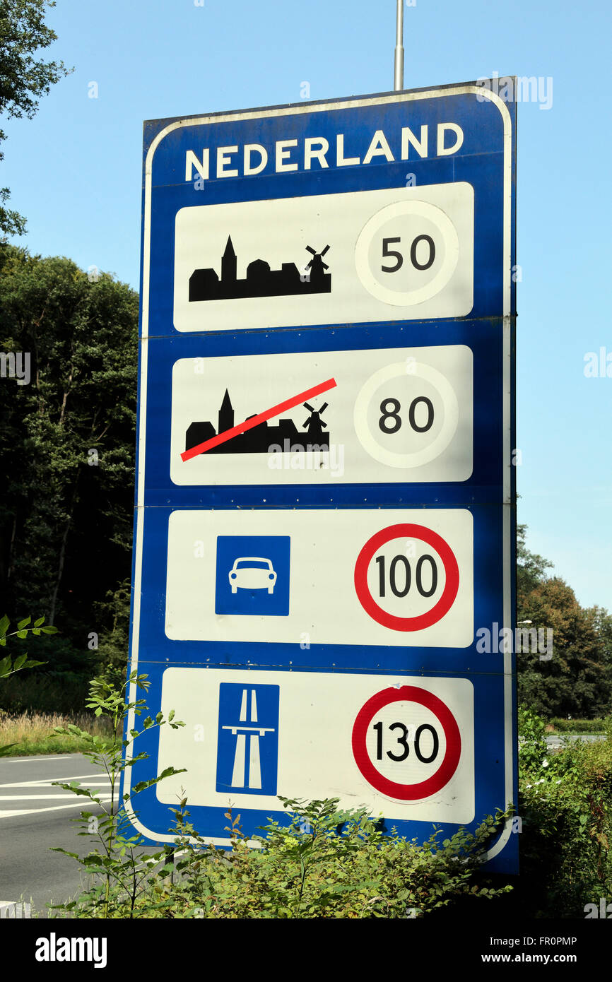 Limitation de la vitesse sur route (panneau indiquant les limites de vitesse  à partir de néerlandais vous entrez les Pays-Bas de l'Allemagne Photo Stock  - Alamy