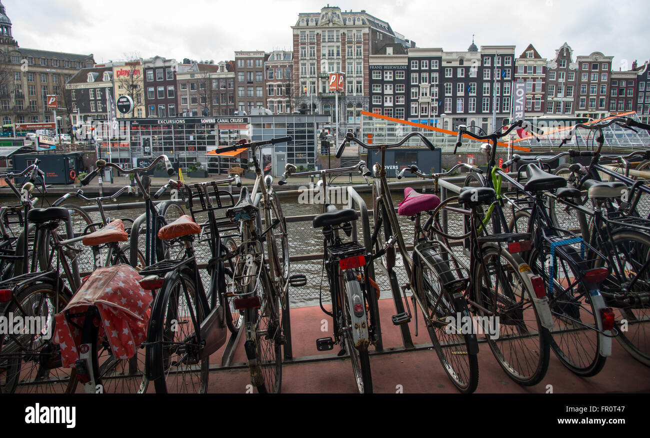 Les vélos et l'avant du canal typique maisons à Amsterdam Holland Banque D'Images