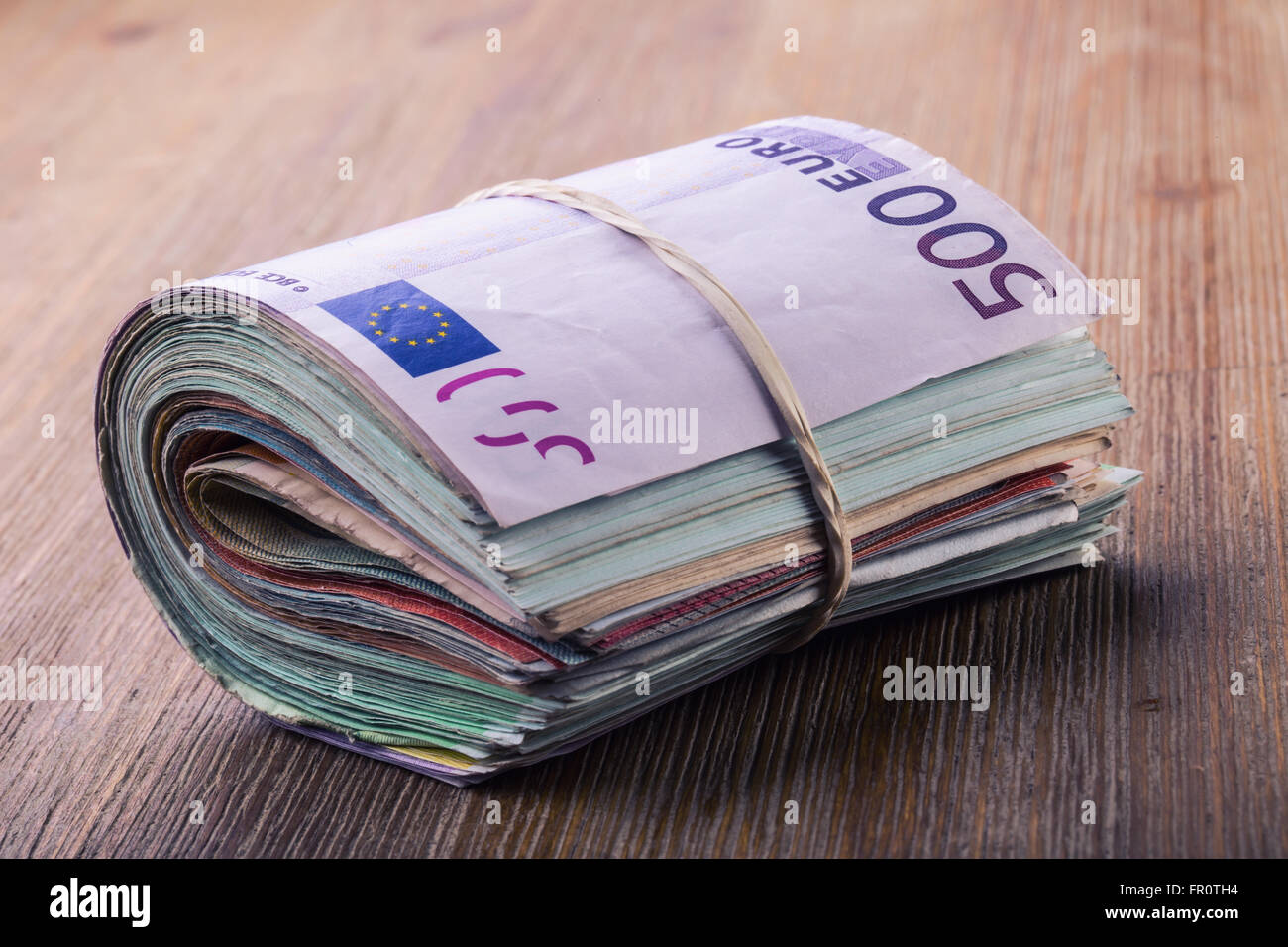 Les Billets En Euros Devise Euro Euro Argent Close Up Of A Mis Les Billets En Euros Sur Table En Bois Photo Stock Alamy