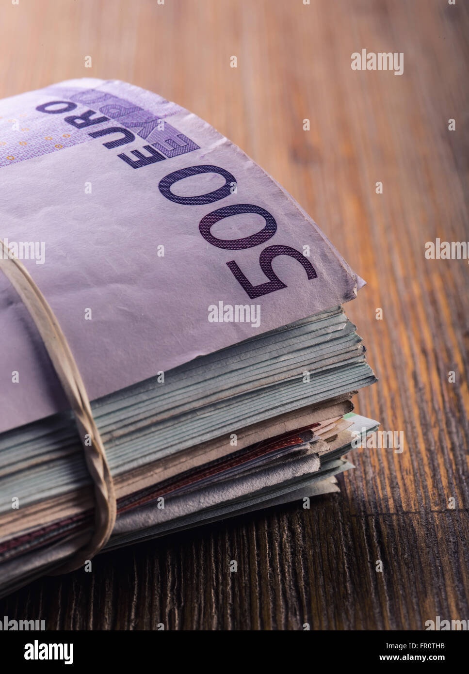 Les billets en euros. Devise Euro. Euro argent. Close-up of a mis les billets en euros sur table en bois Banque D'Images