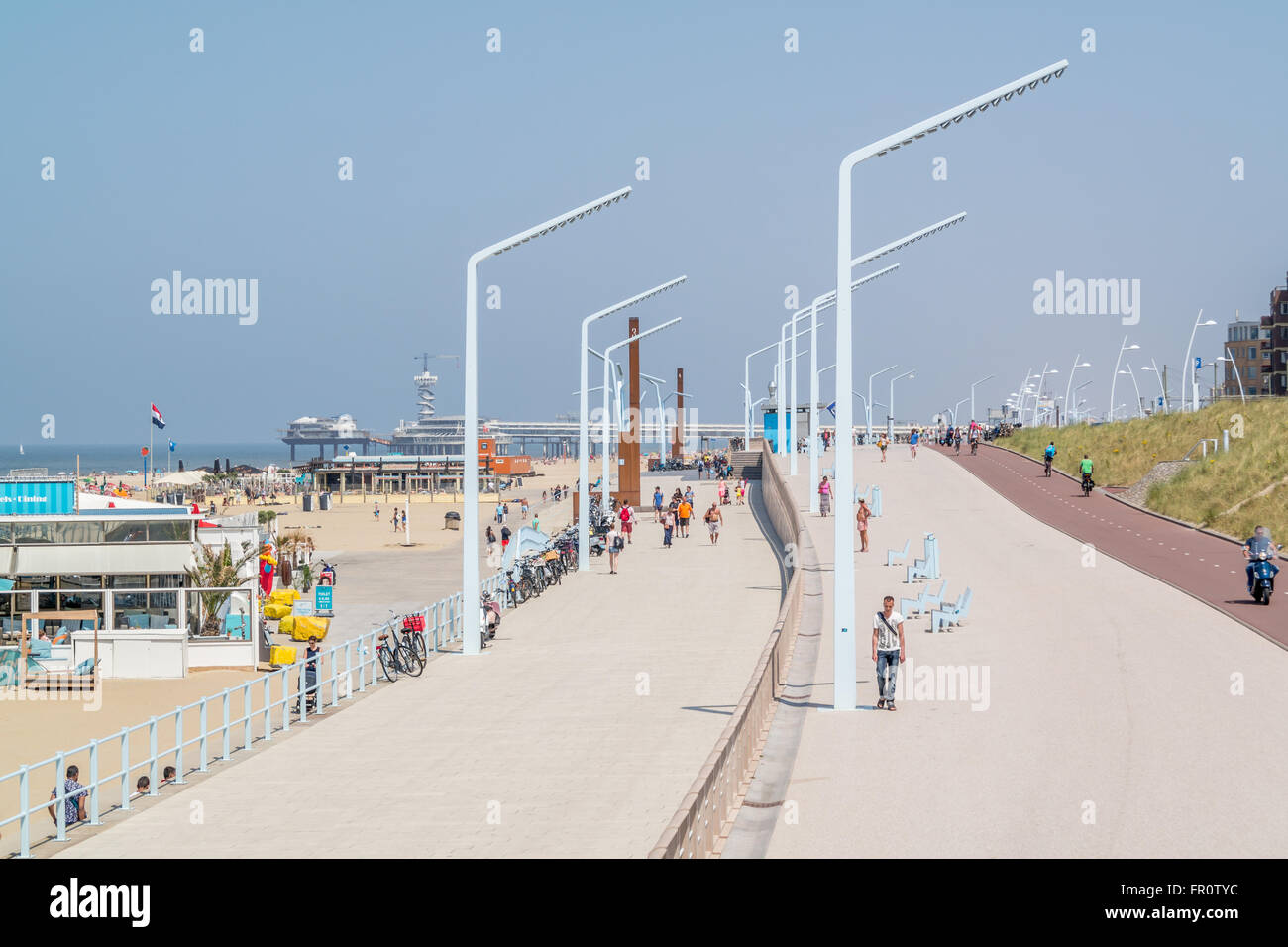 Vue panoramique de l'esplanade en bord de mer et de la jetée de Scheveningen à La Haye, Pays-Bas Banque D'Images