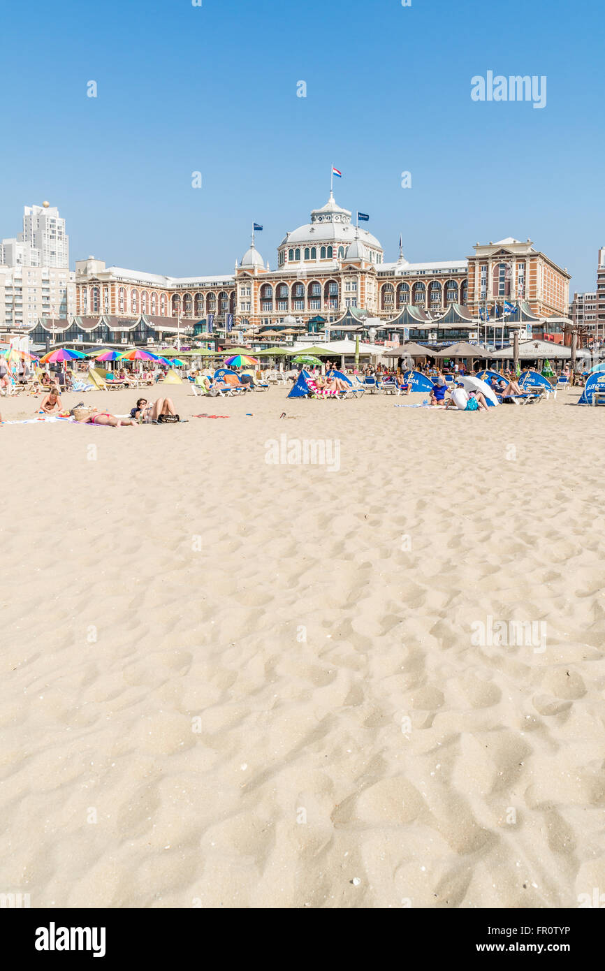 Les gens sur la plage de Scheveningen et skyline avec Kurhaus dans la ville de La Haye, Pays-Bas Banque D'Images