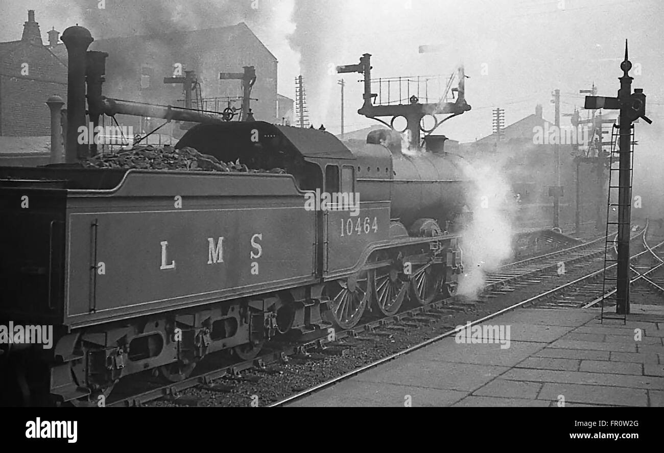Lancashire et Yorkshire Railway conçu 4-6-0 LMS No10464 attend de s'écarter Banque D'Images