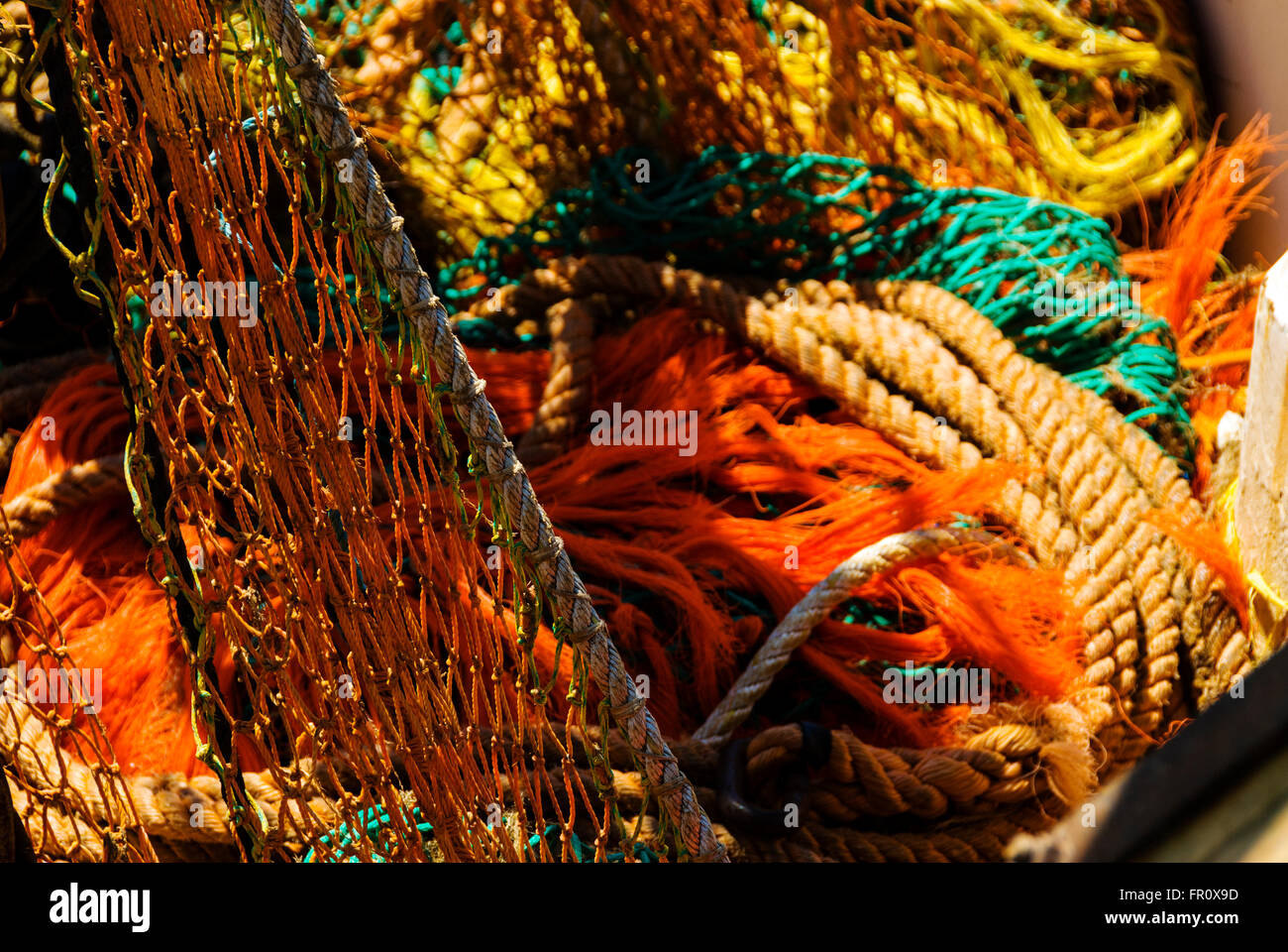 Filets de pêche colorés regroupés sur un bateau de pêche. Banque D'Images