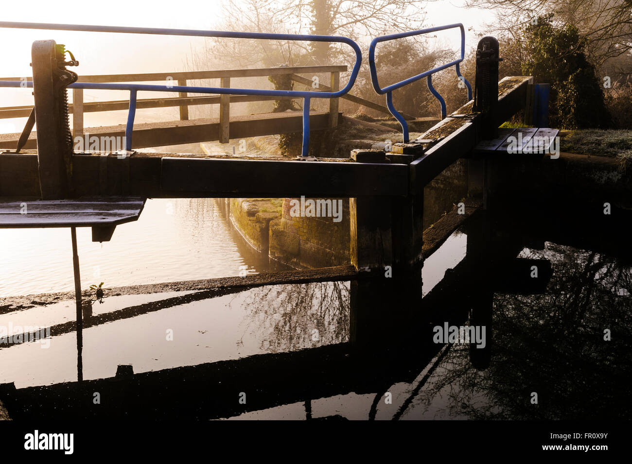 Portes sur un canal très froid, frosty matin. Banque D'Images