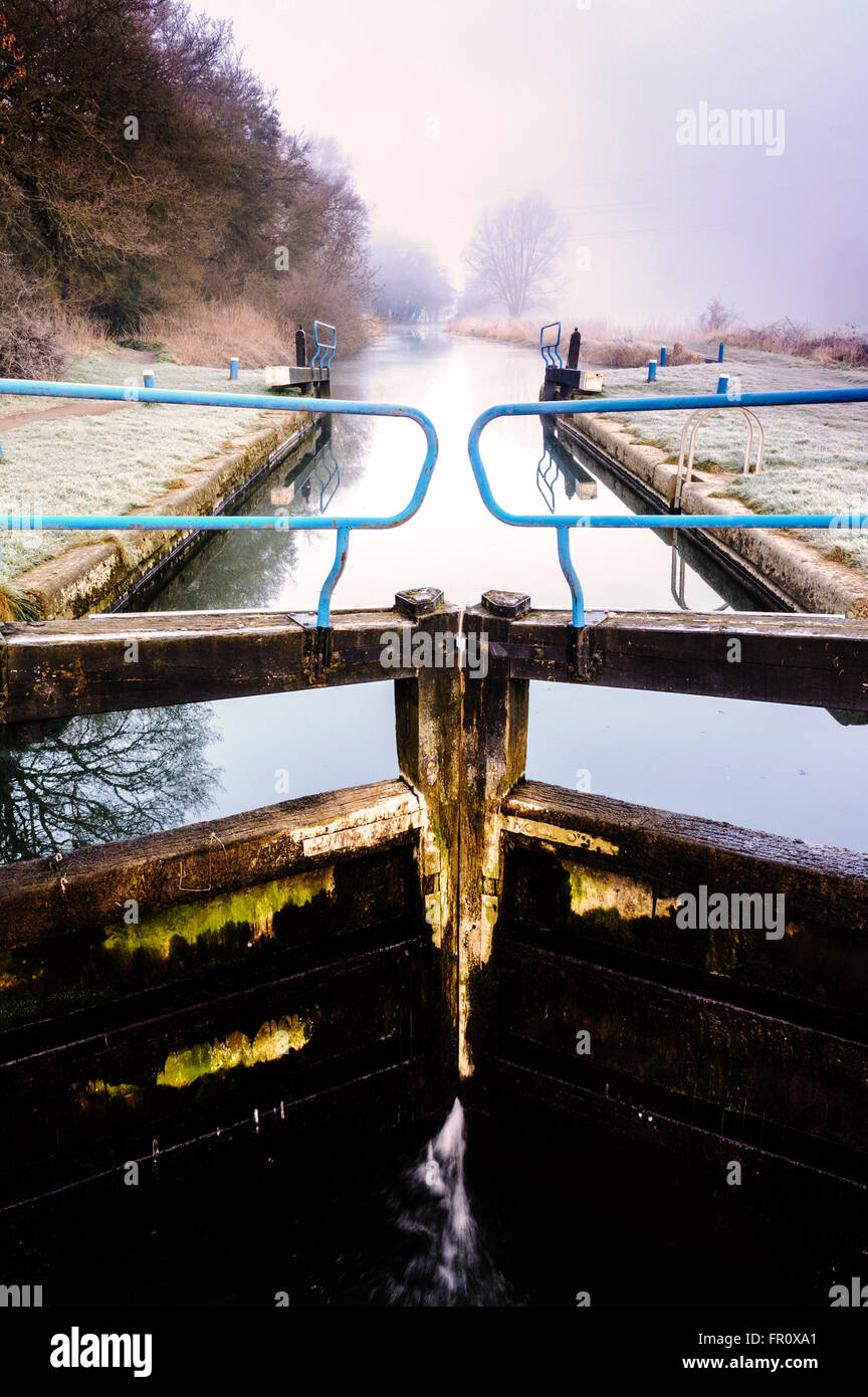 Portes sur un canal très froid, frosty matin. Banque D'Images