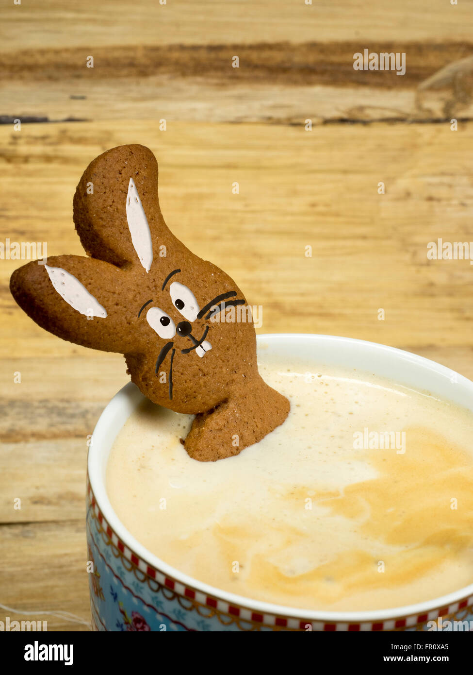 Lapin de Pâques dans la région de Coffee cup Banque D'Images