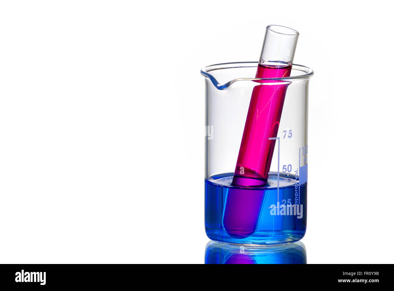 Test Tube immergé dans chimique bleu Banque D'Images
