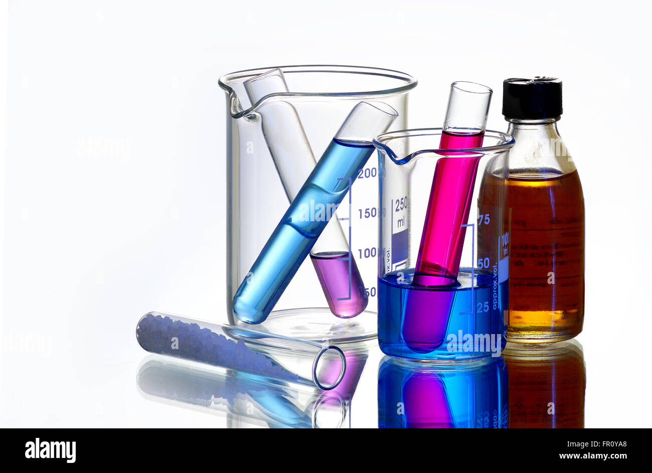 Différents types de produits chimiques dans des tubes à essai Banque D'Images