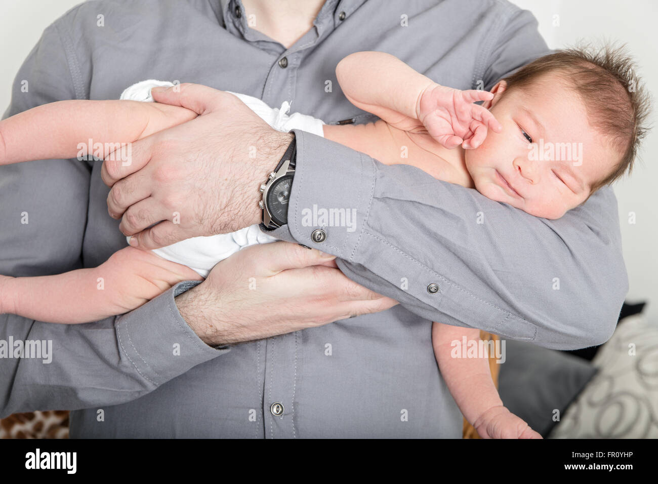 Pere Jouant Avec Sa Fille Tenant Dans Ses Bras Joli Enfant Dort Sur La Main Du Pere Les Mains Des Hommes Avec Bebe P Photo Stock Alamy