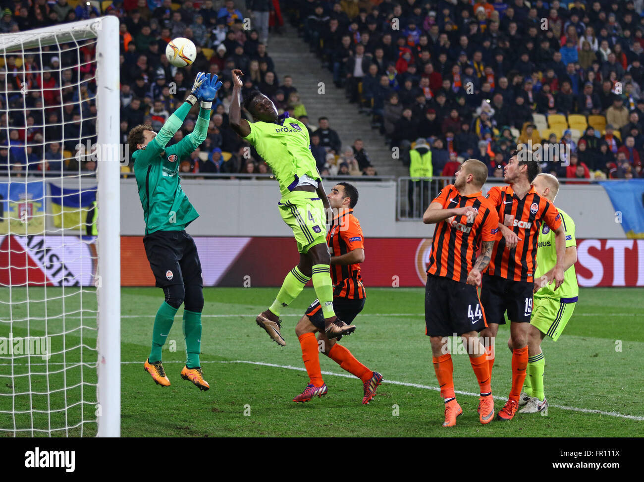 LVIV, UKRAINE - le 10 mars 2016 : le FC Shakhtar Donetsk (en orange) et le RSC Anderlecht (en vert) les joueurs se battre pour une balle d Banque D'Images