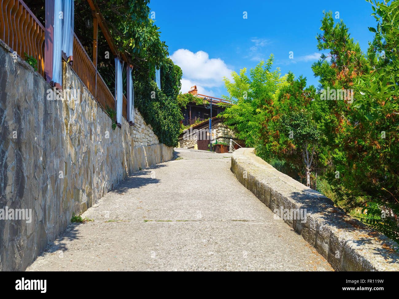 Ruelle de la vieille ville touristique historique. Trottoir dans la vieille ville de Nessebar en Bulgarie. Banque D'Images