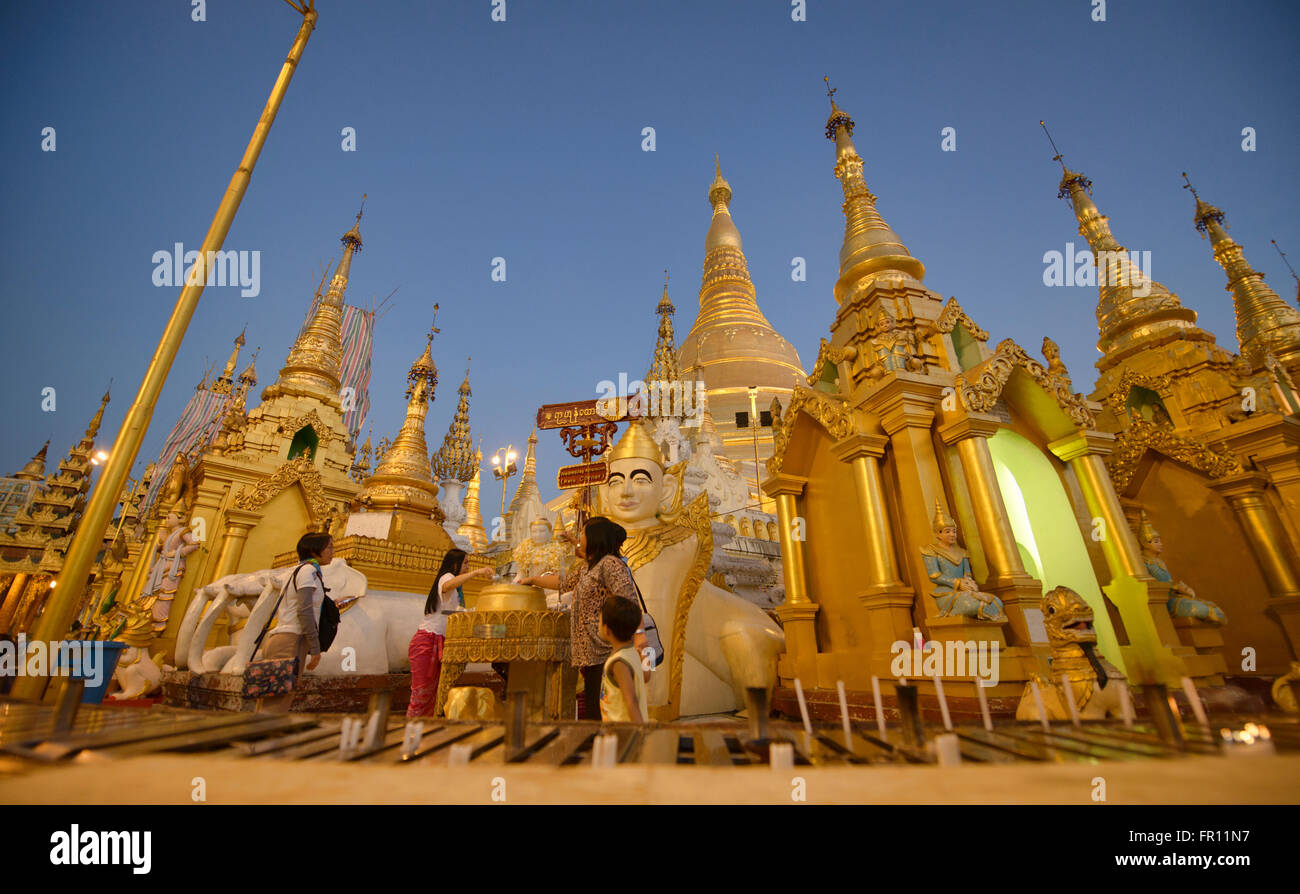 Paya Shwedagon d'or, le plus sacré de pèlerinage de Yangon, Myanmar Banque D'Images
