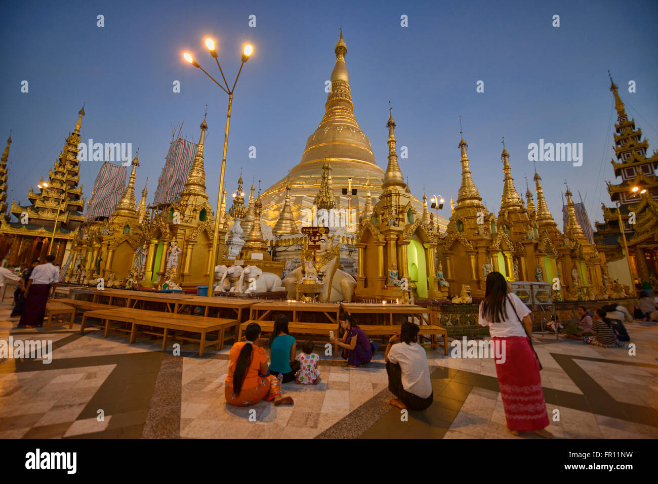 Paya Shwedagon d'or, le plus sacré de pèlerinage de Yangon, Myanmar Banque D'Images