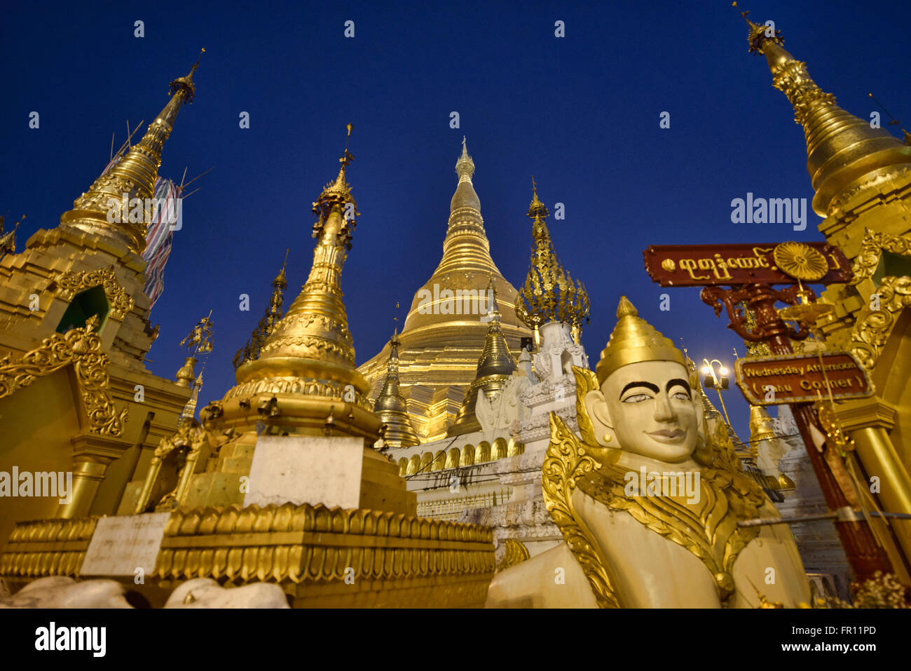 Paya Shwedagon d'or, le plus sacré de pèlerinage de Yangon, Myanmar Banque D'Images