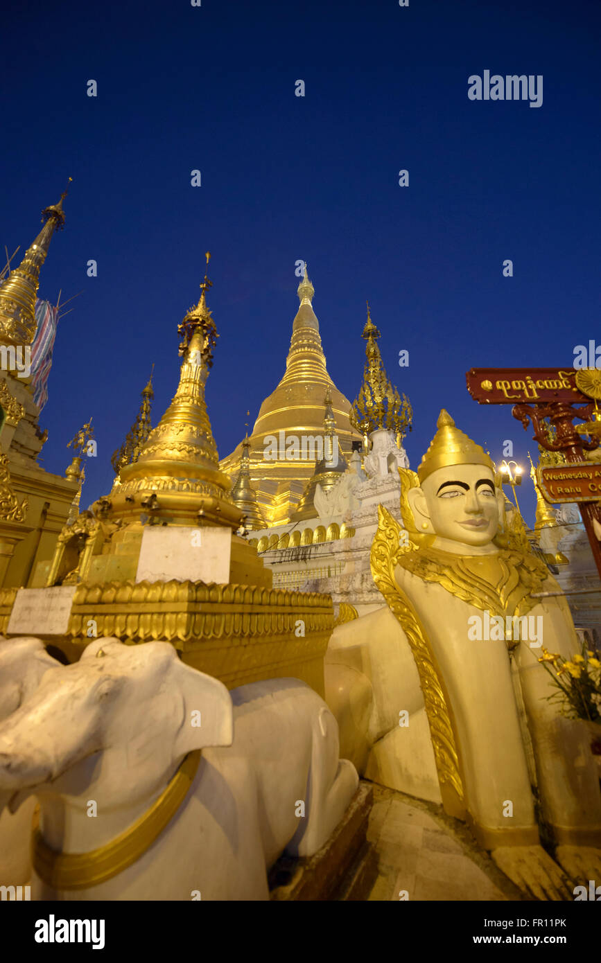 Paya Shwedagon d'or, le plus sacré de pèlerinage de Yangon, Myanmar Banque D'Images