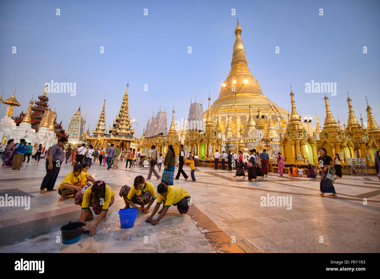 Paya Shwedagon d'or, le plus sacré de pèlerinage de Yangon, Myanmar Banque D'Images