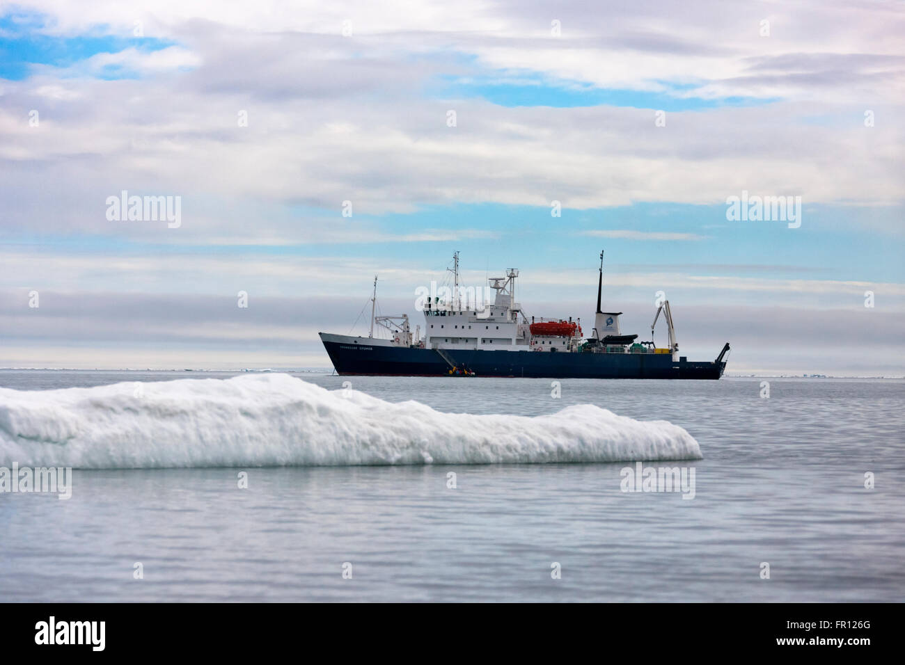Bateau de croisière sur la glace, le Cap Vankarem, l'île Wrangel, mer de Tchoukotka, en Russie extrême-orient Banque D'Images