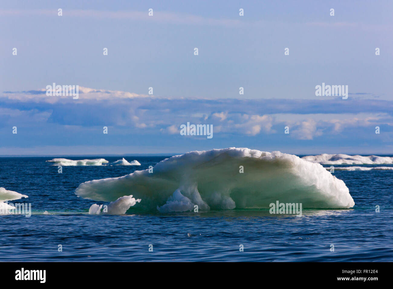 Iceberg dans l'océan, mer de Tchoukotka, en Russie extrême-orient Banque D'Images