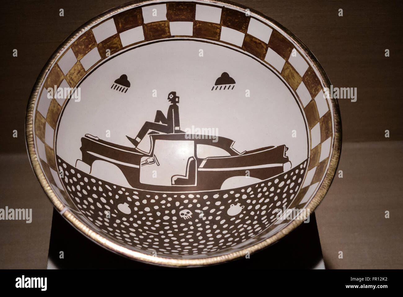 Saint-Pétersbourg Floride, Musée des Beaux-Arts, galerie d'art, intérieur, Amériques, bol en céramique, artiste Diego Romero, Paysage de voiture cassé, FL160210061 Banque D'Images