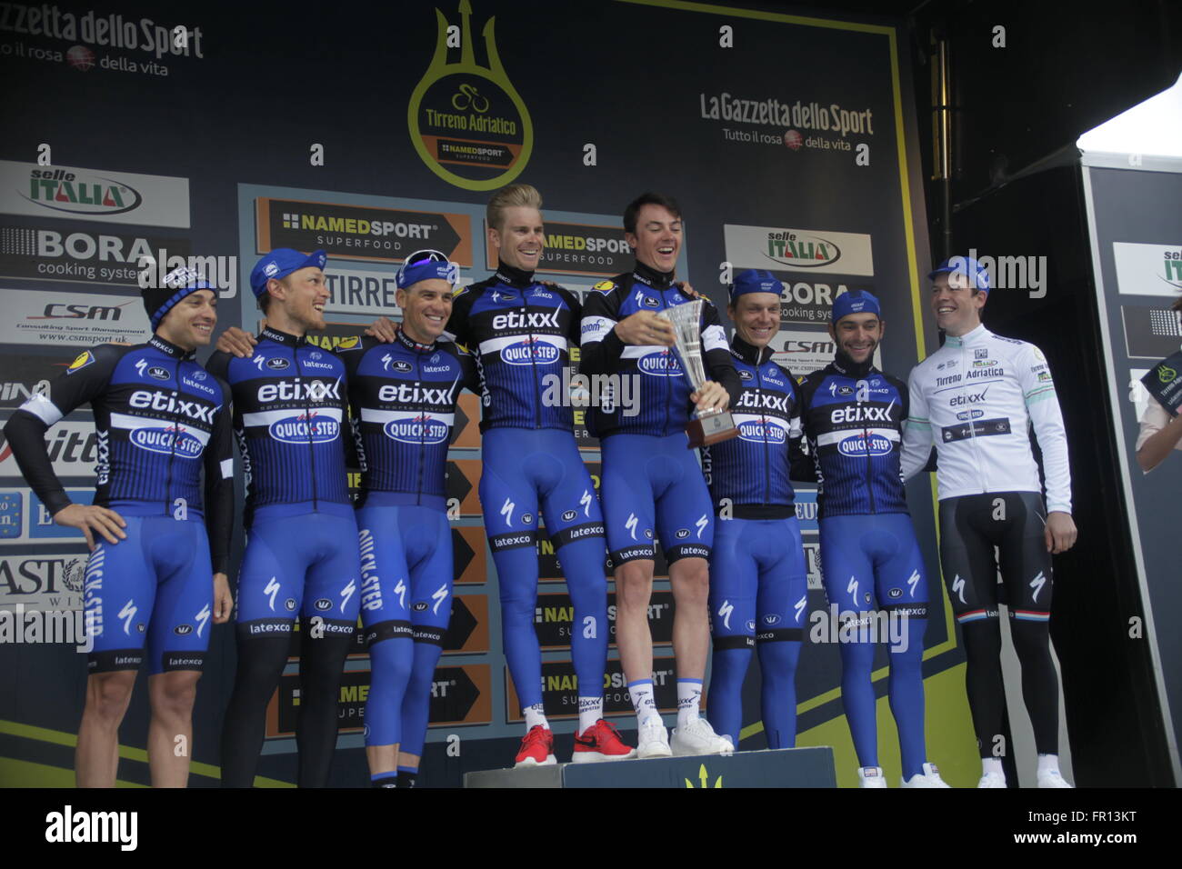 San Benedetto del Tronto, Italie,le15 mars 2016 l'équipe Etixx Quick Step sur le podium lors 7eme et derniere etape du Tirréno Banque D'Images