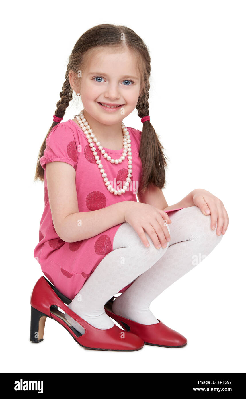 Petite fille en robe rouge et des chaussures à talons hauts Photo Stock ...