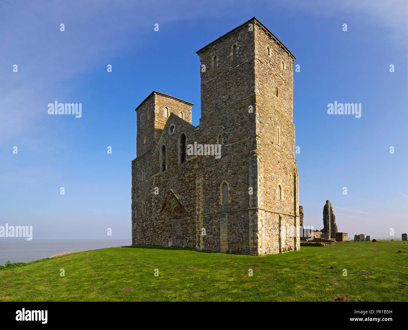 Reculver tours de l'église St Mary à côté du roman fort sur la côte nord du Kent Banque D'Images