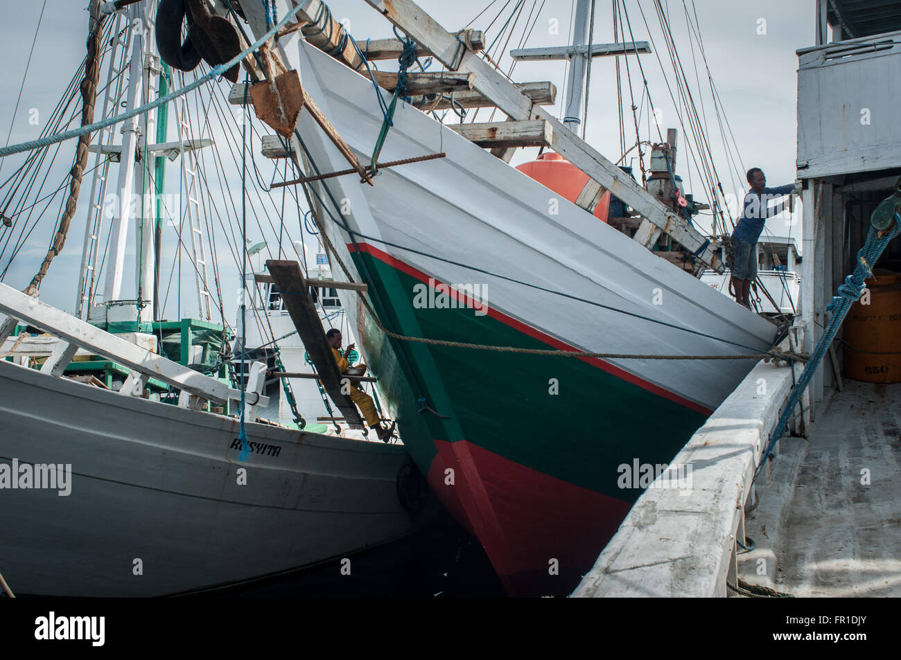 Peinture à Paotere hommes bateaux Port. Le Port de Paotere bien connu comme un vieux port et devenir l'un des endroit touristique à Makassar. Banque D'Images