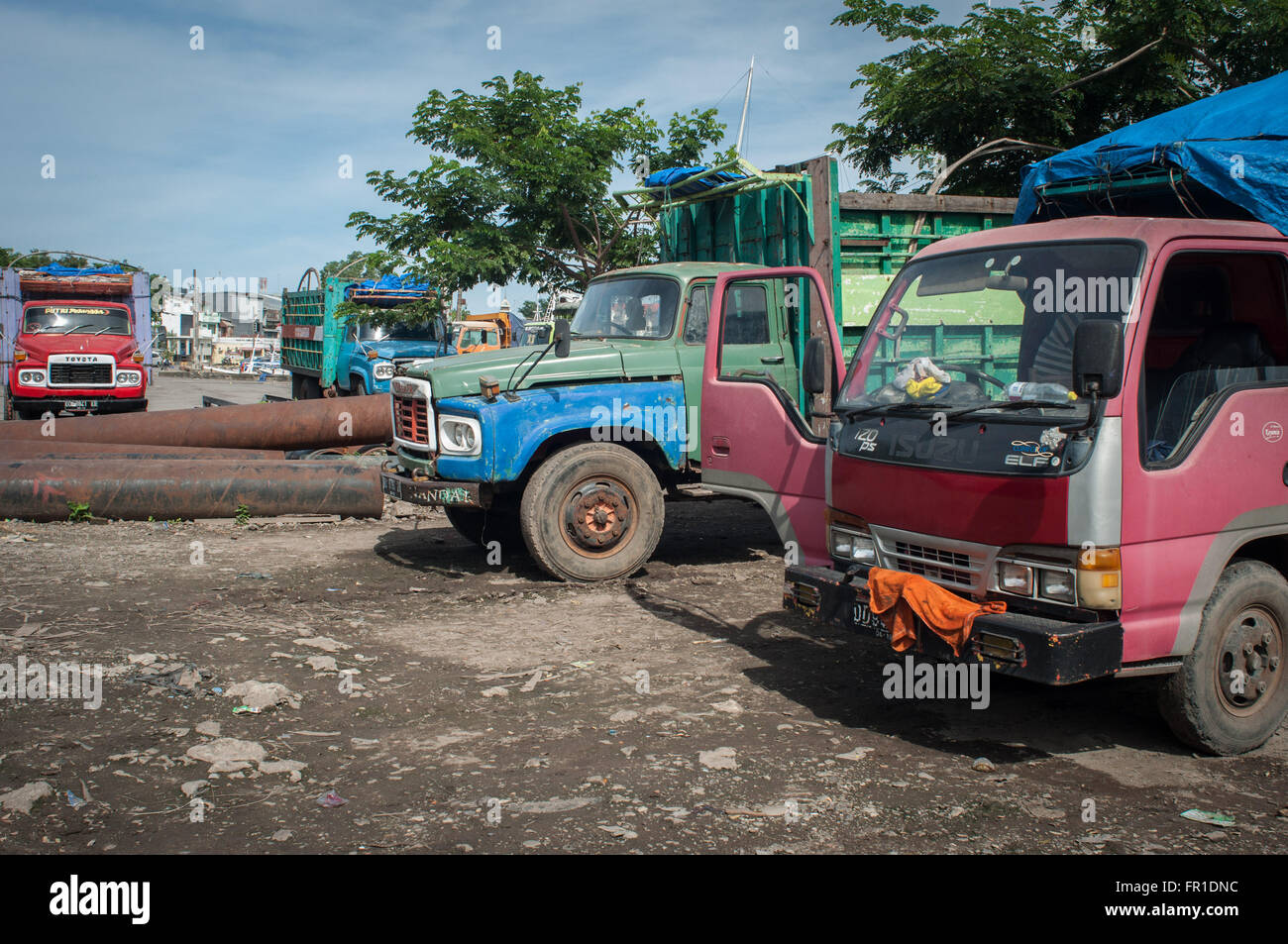 Le parc de camions travailleurs après décharger la marchandise dans les bateaux à Paotere Port. Banque D'Images