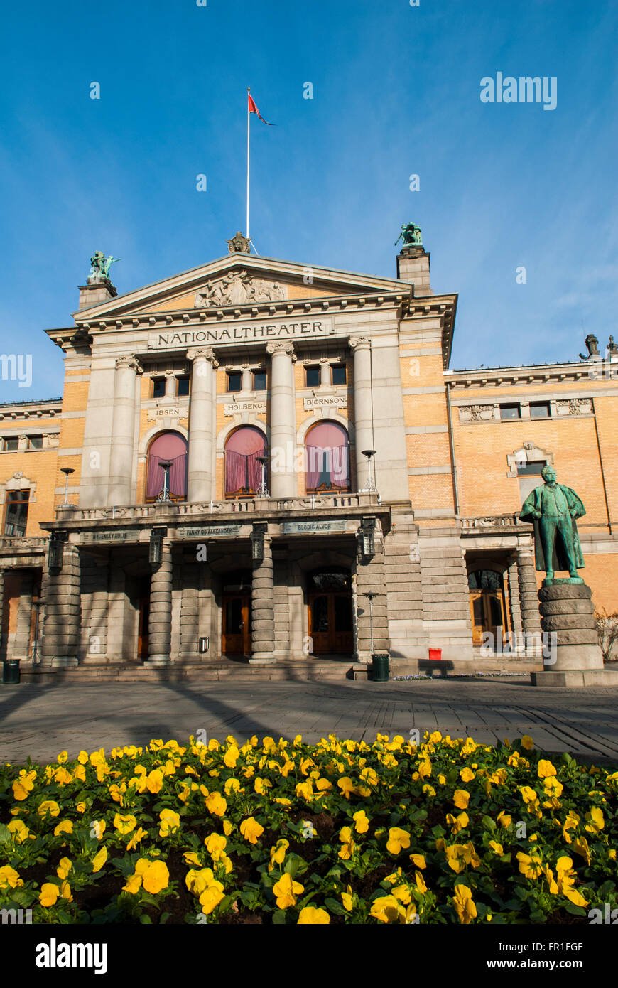 Le Théâtre National de l'extérieur des Oslo Norvège Banque D'Images