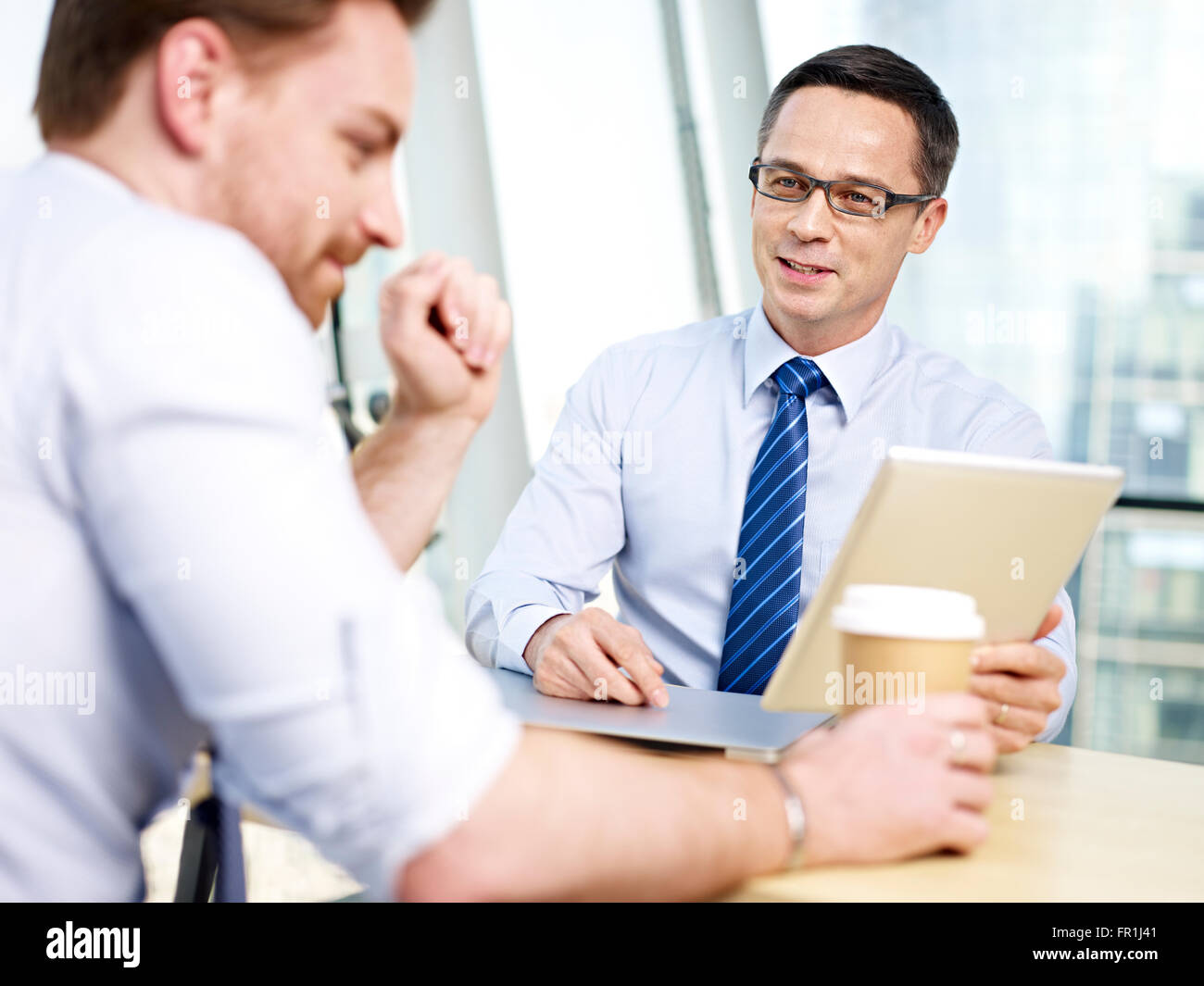 Les cadres d'assise à 24 d'avoir une discussion en bureau. Banque D'Images