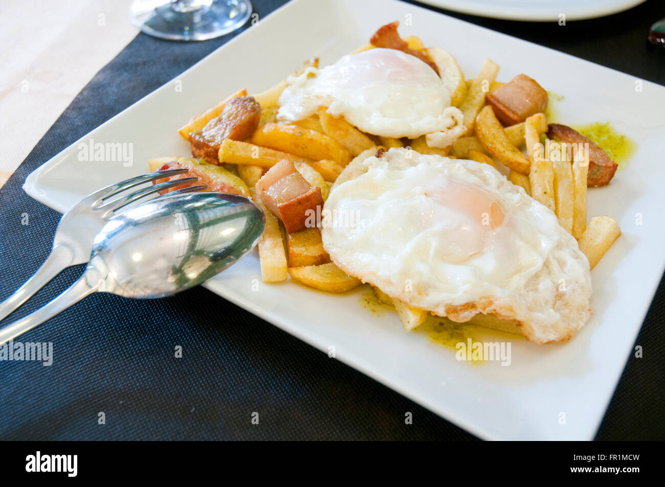 Oeufs au plat avec des frites et torreznos. Madrid, Espagne. Banque D'Images